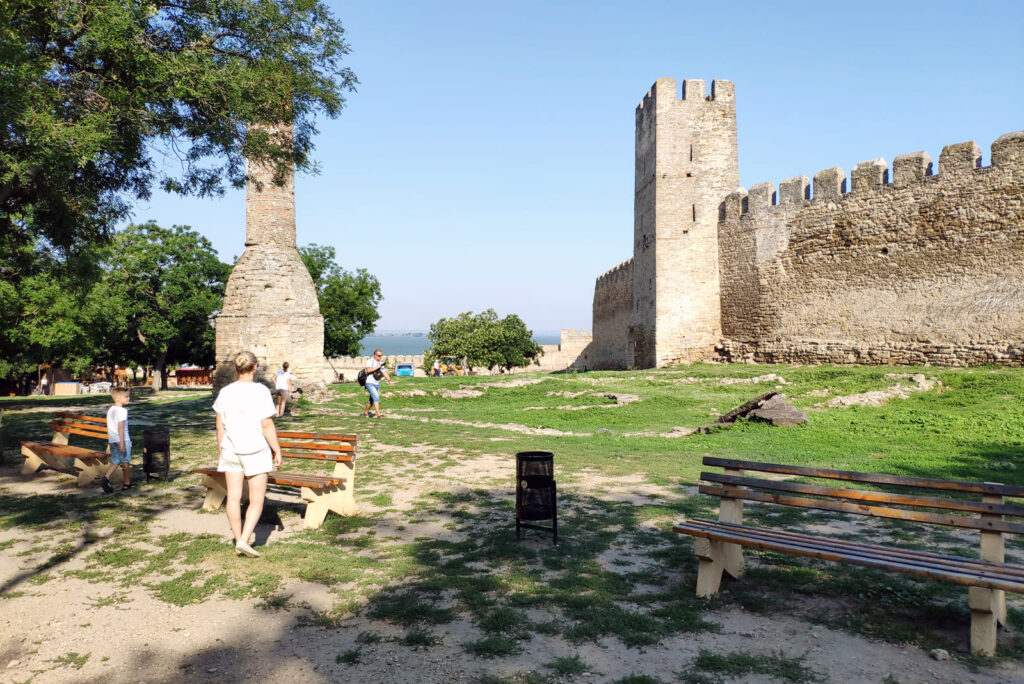 Прогулка возле стен и башен крепости
