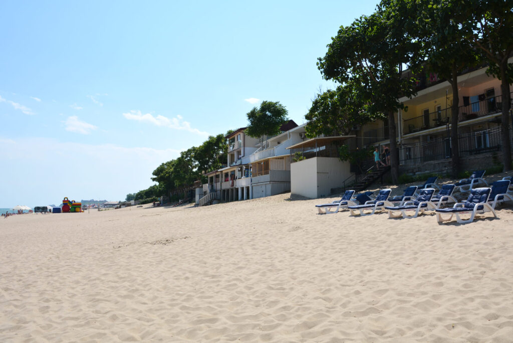 Корпуса базы отдыха «Золотой Колос» прямо на пляже