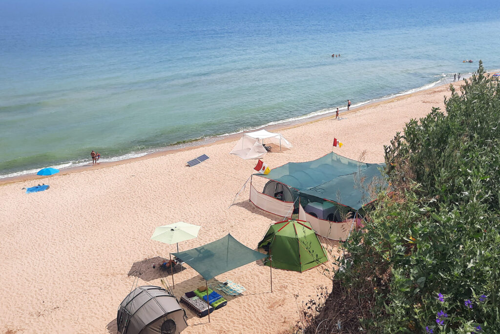 Отдых с палаткой на пляже Грибовки