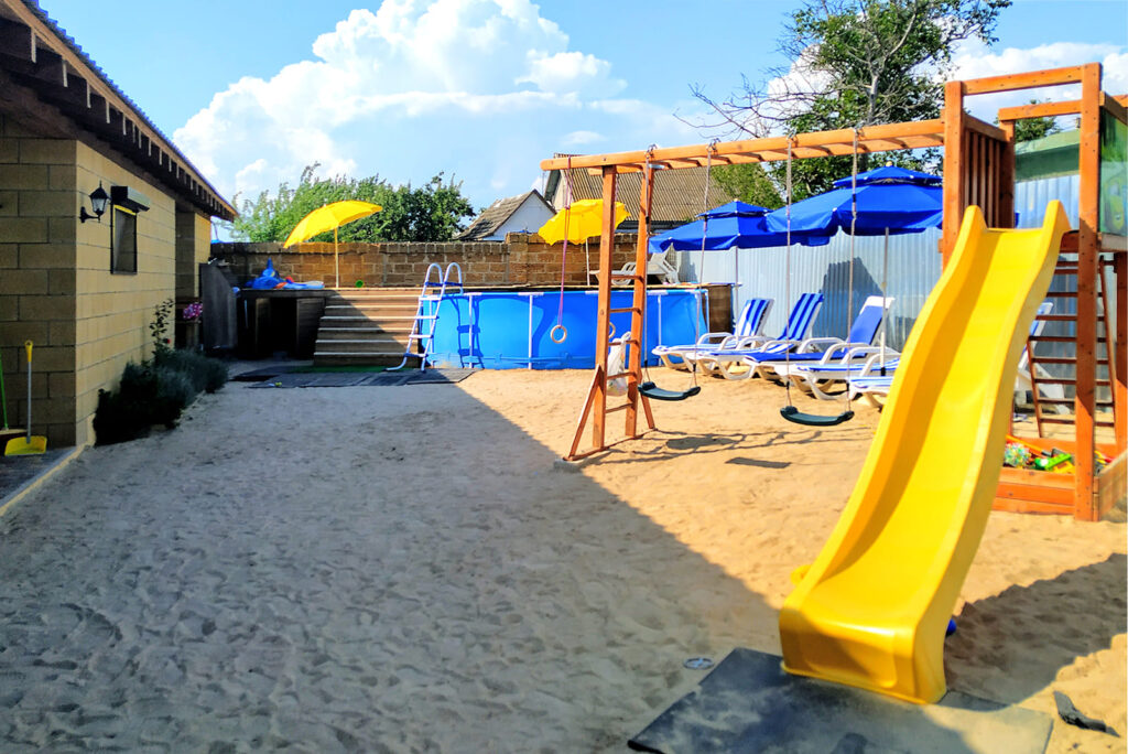 Небольшая детская площадка и бассейн в отеле Грибовки