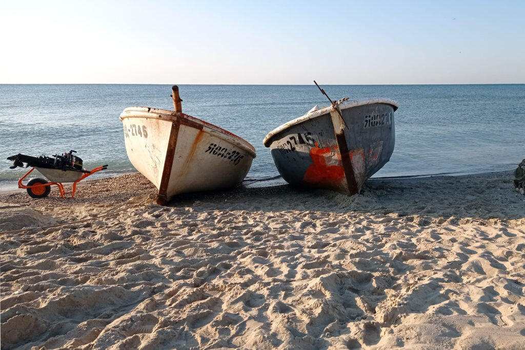 Рыбацкие лодки на берегу Черного моря