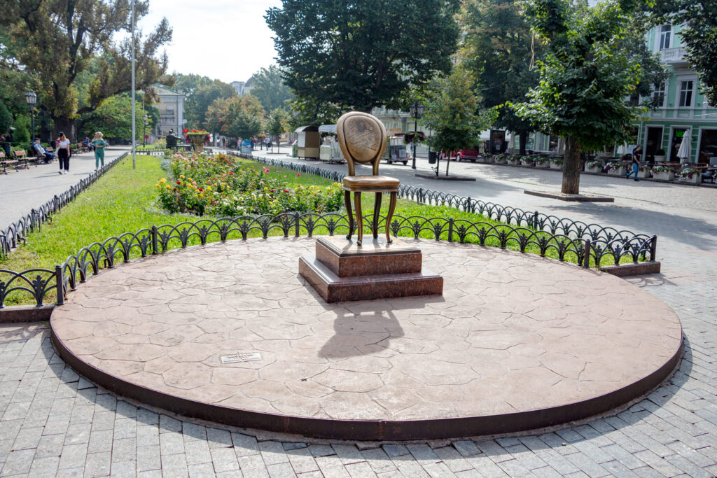 Памятник «Двенадцатый стул» автора одноименного романа